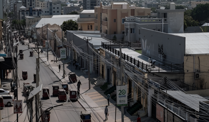Somali security personnel securing the area around a damaged hotel in Beledweyne after a Shabaab militant attack